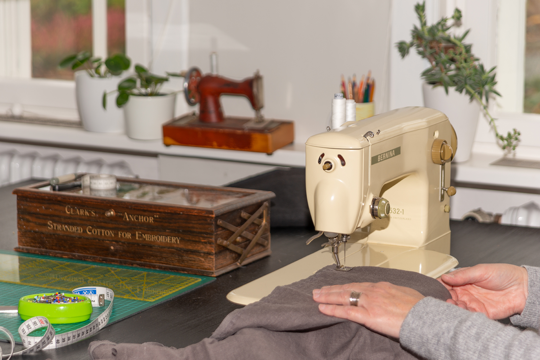 Nähszene in der Werkstatt – Handarbeit an der Nähmaschine