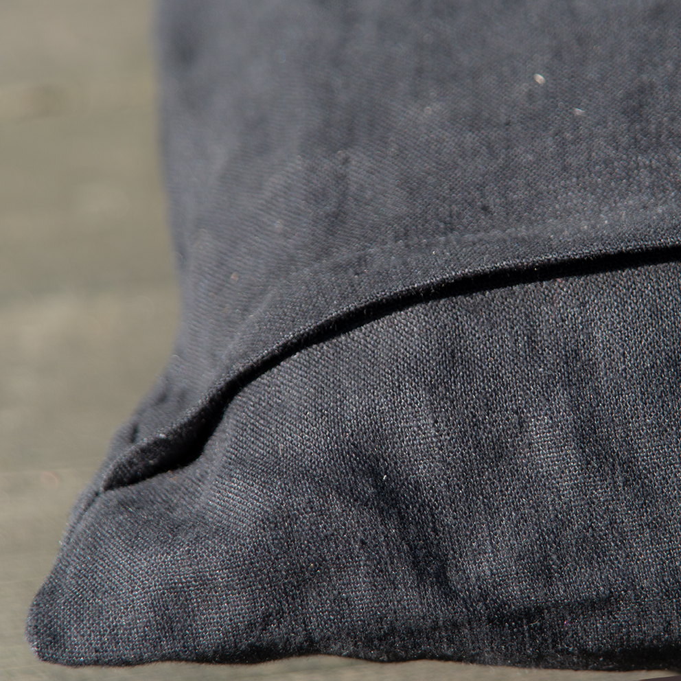 Kissenbezug aus Stonewashed Leinen schwarz von SchulzHOMEWEAR