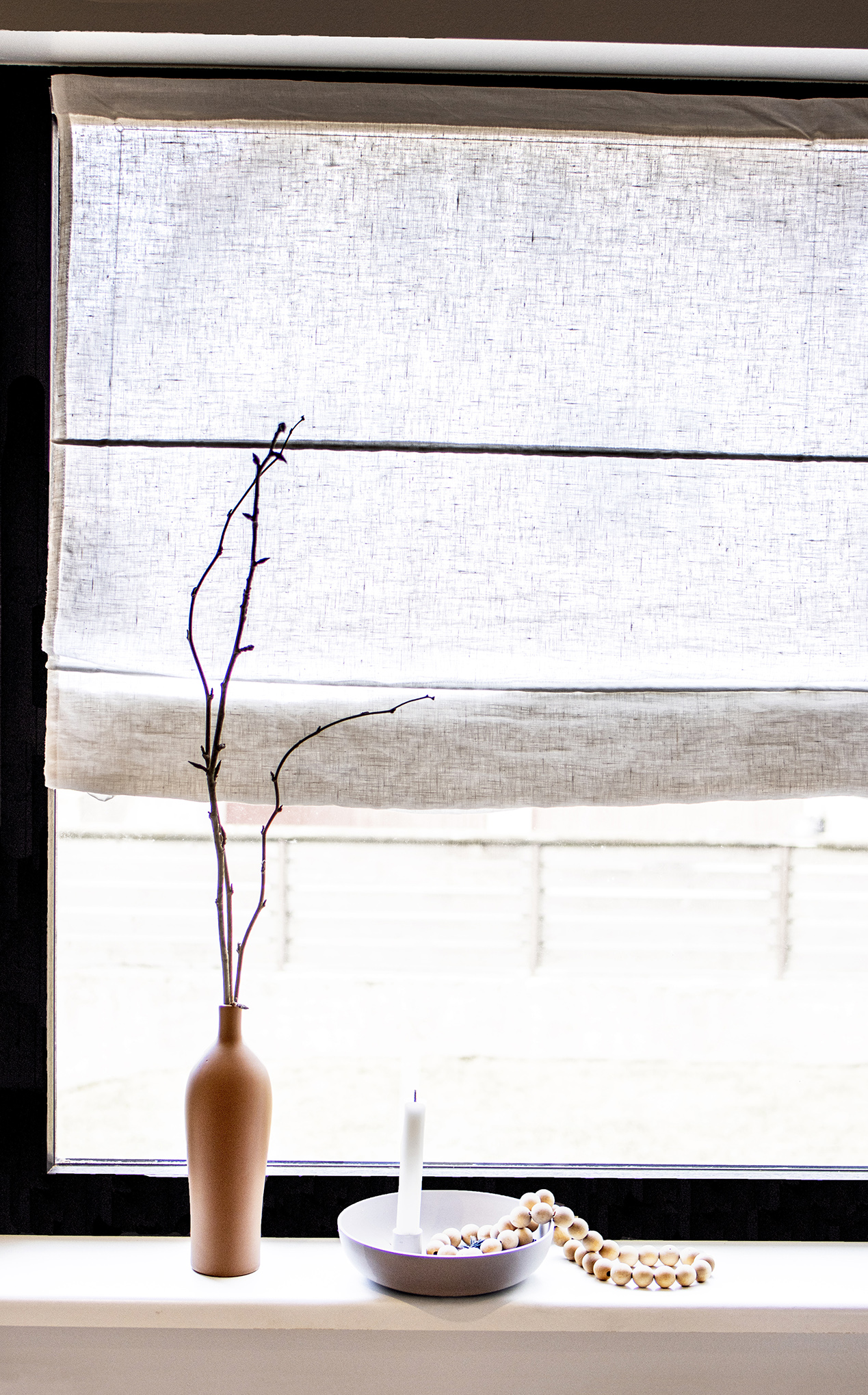 Leinenraffrollo mit Fiberstangen nach Maß am schmalen Fenster